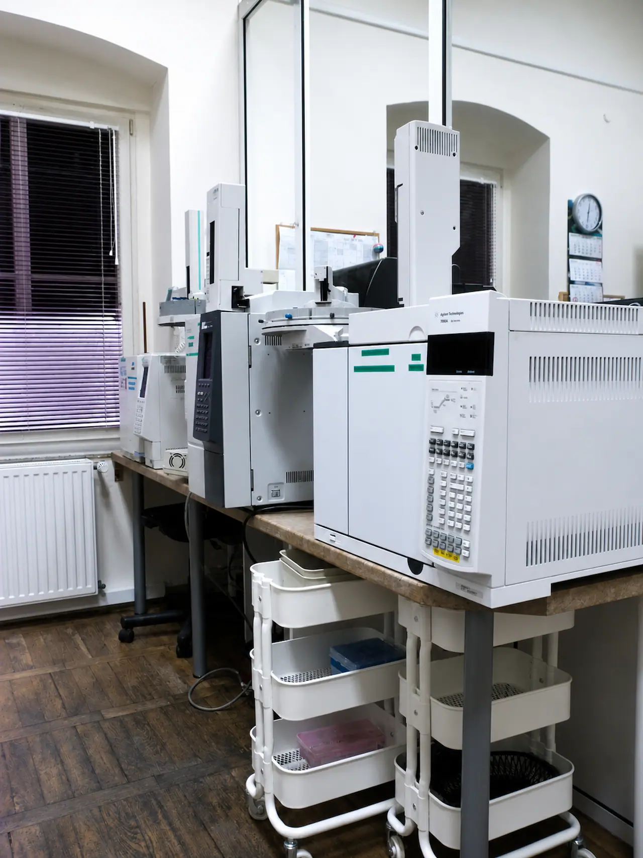 Chromatografy gazowe w laboratorium OIKOS wykorzystywane w podwykonawstwie laboratoryjnym